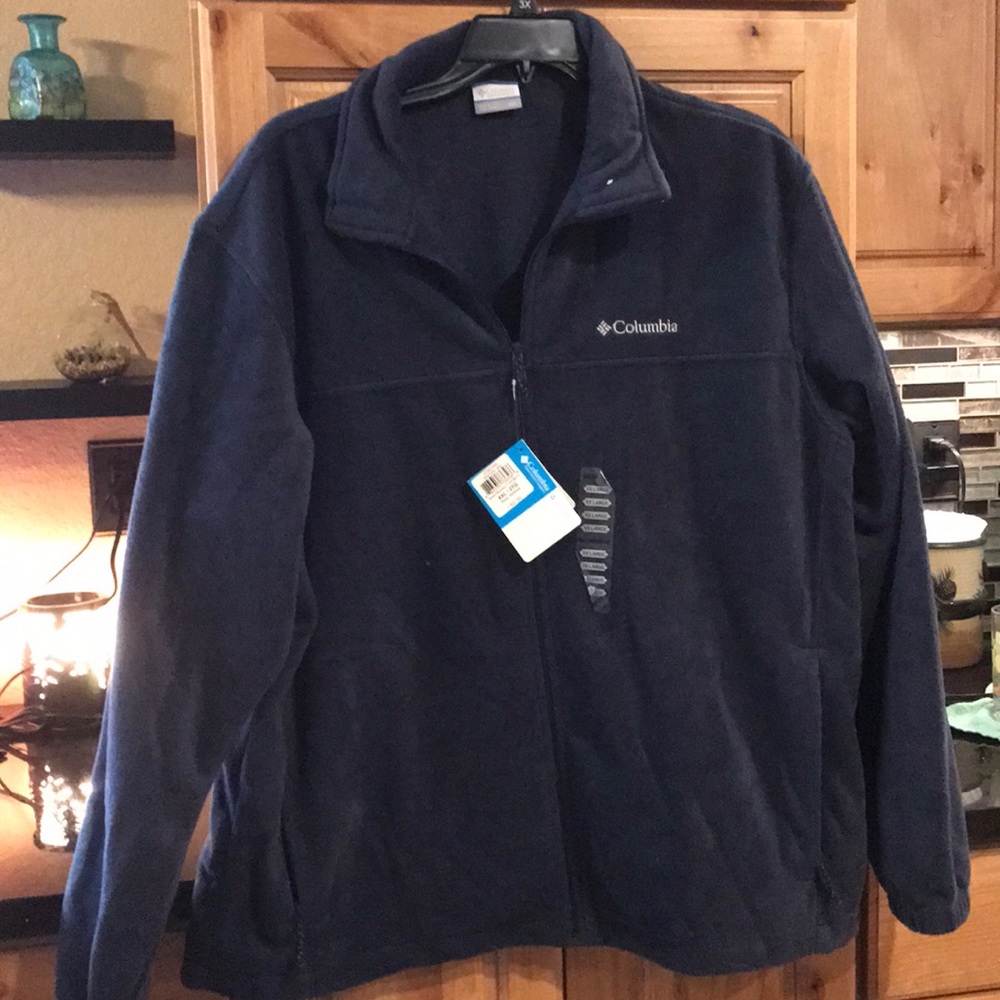 Men’s Columbia fleece.